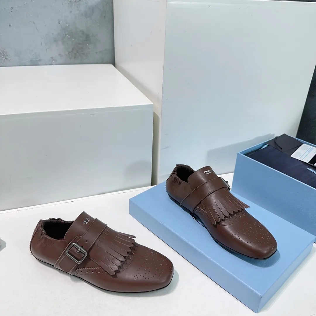 👟👟Ex-factory price 580👟👟! Prada 25 spring and summer catwalk new brogue carved tassel retro loafers and slippers series 🔥 🌟🌟🌟This shoe deliberately presents a classic and retro style, with both masculine temperament and feminine style, forming a binary contrast, highlighting the iconic style of the Prada series. The tassels are crafted using special craftsmanship, and details such as buckles and brogue patterns reveal traditional charm. An unconventional and surprising reinterpretation, the shoe is re-launched in a more fashionable design. The upper is made of imported calfskin, the lining is sheepskin, and the original molded rubber sole. Number of yards: 35-40 (40 pieces are non-refundable). Comes with original packaging.